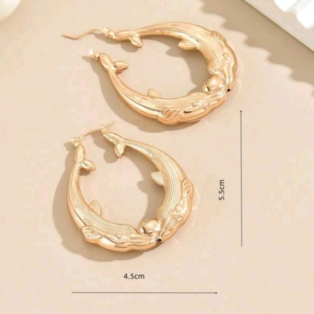 NEW!! 14K Gold Plated Vintage Retro Dolphin Kissing Hoop Earrings - Picture 4 of 4